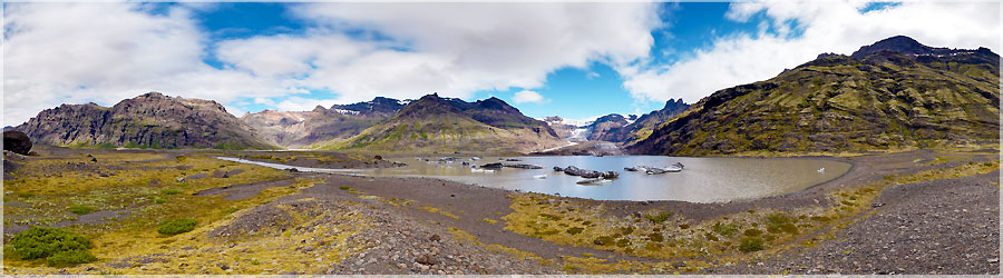 Skaftafell : glacier de Graenalon Nous sortons tout de mme nous promener, et contournons toute la montagne pour aller voir un autre lac et son glacier. Le bruit est terrifiant, nous croyons qu'il y a l'orage tout proche, mais non, en fait ce sont les sracs qui s'effondrent dans un norme fracas, au loin dans la valle.  www.360x180.fr Selme Matthieu