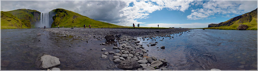 La cascade de Skogarfoss au ras de l'eau Vue panoramique de la cascade de Skogarfoss au ras de l'eau www.360x180.fr Selme Matthieu