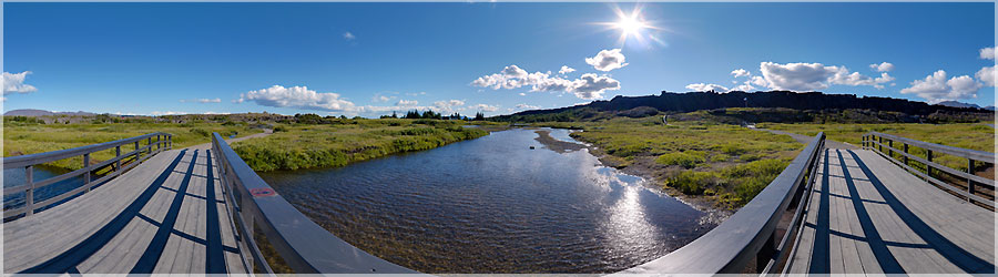 Pont enjambant la rivire  Thingvellir Pour les 2 derniers jours de notre sjour, nous avons envie de dcouvrir Pingvellir. Nous ne savons au dpart pas grand chose sur ce lieu si ce n'est qu'il fait partie du Patrimoine Mondial de l'Unesco et qu'il fait partie du triangle d'or avec Geysir et Gulfoss. Au fur et  mesure que nous avanons et progressons dans ce lieu apaisant, nous apprenons normment de choses sur la culture et sur le fondement mme de l'Islande. www.360x180.fr Selme Matthieu