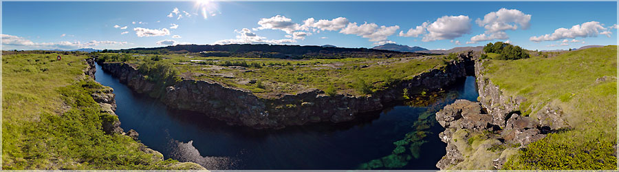 Faille profonde  Thingvellir Nous apprenons dans le bus que c'est une plaine o se trouve la faille entre la plaque tectonique nord-amricaine et la plaque eurasienne. Chaque jour ces deux plaques se sparent un peu plus crant de frquentes secousses (sur 48h, nous n'en sentirons aucune!). www.360x180.fr Selme Matthieu