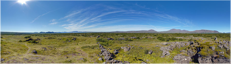 Sommet du Skogarkot  Thingvellir Nous faisons une petite randonne pour aller  l'oppos du monde, de la foule, vers le sommet du Skogarkot : ancien campement. www.360x180.fr Selme Matthieu