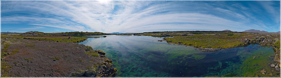 Faille colore sous le soleil  Thingvellir A certains endroits, la faille est remplie d'eau, c'est un spectacle magique sous le soleil. Certains s'y adonnent  la plonge et cela nous donnerait presque envie de nous y mettre car le spectacle doit y tre magnifique. www.360x180.fr Selme Matthieu