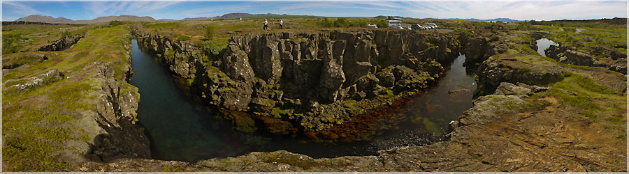 Faille  Thingvellir Ce lieu est terriblement apaisant ! Alors je ne sais pas si le bien-tre que je ressens est d  l'nergie qui se dgage de ce lieu ou au soleil qui refait une apparition mais je me sens bien ! Et je comprends que le premier parlement islandais ait dcid de s'y implanter ! En effet, ce lieu a galement une dimension historique. Il est le symbole d'une Islande indpendante.  www.360x180.fr Selme Matthieu