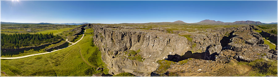 Thingvellir : vue gnrale de la faille Avant d'accder  la cascade d'Oxararfoss, nous escaladons la faille, afin d'avoir une vue gnrale des boulements. C'est impressionnant !  www.360x180.fr Selme Matthieu