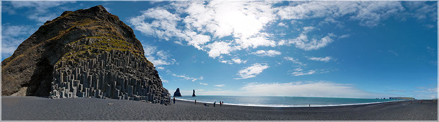 Les orgues basaltiques de Reynisfjall La deuxime et dernire pause du bus se fera sur une plage de sable noir  Reynisfjall. Dire que ce matin, nous tions encore  la montagne et que nous djeunons  la mer ! Cette plage est magnifique et nous restons tonns devant les orgues basaltiques creuses par la mer. Un rayon de soleil vient l'clairer alors que nous y sommes.  www.360x180.fr Selme Matthieu