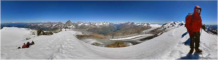 Sommet du Breithorn - 4164m Nous dbutons notre course au sommet des remontes mcaniques, vers 3400m d'altitude, puis nous longeons le bord des pistes de ski, crampons aux pieds, et btons aux mains... - 4164m www.360x180.fr Selme Matthieu