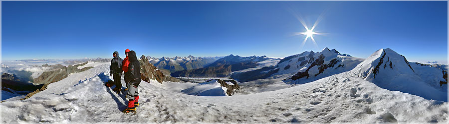 Sommet du Pollux - 4092m Dpart matinal du refuge d'Ayas, 3394m, pour rejoindre le Pollux. Vers 3900m, nous dchaussons les crampons pour marcher dans des boulis de gros cailloux. Nous remettrons les crampons sur l'arte vers le sommet - 4092m www.360x180.fr Selme Matthieu