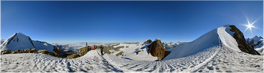 Au pied de l'arte du Pollux - 4050m Magnifique vue sur l'arte sommitale... - 4050m www.360x180.fr Selme Matthieu