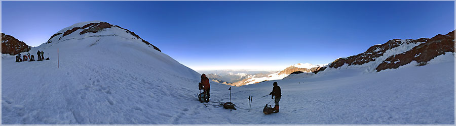 Au pied du Naso - 4100m En attendant l'autre corde, nous enfilons les gros gants, avant de nous attaquer au Naso - 4272m www.360x180.fr Selme Matthieu