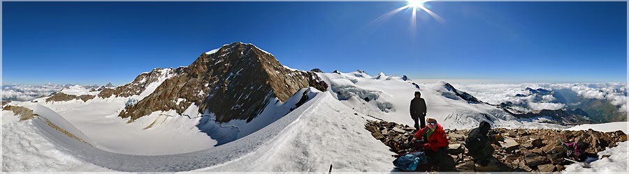 Sommet du Naso - 4272m Après une pente assez raide de glace, nous voici au sommet du Naso - 4272m www.360x180.fr Selme Matthieu