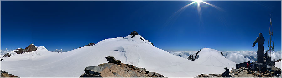 Sommet du Balmenhorn - 4167m Quelques petits chelons de via ferrata pour monter au sommet du Balmenhorn, et nous dcouvrons un bivouac d'urgence, install au sommet - 4167m www.360x180.fr Selme Matthieu