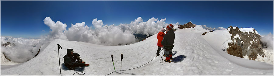 Sommet de la Pyramide Vincent - 4215m Nous terminons ce troisime jour par la Pyramide Vincent - 4215m, les nuages commencent bourgeonner... www.360x180.fr Selme Matthieu