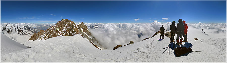 Sommet de la Pointe Zumstein - 4563m La pointe Sumstein, plus haut sommet de cette randonnée glaciaire - 4563m www.360x180.fr Selme Matthieu