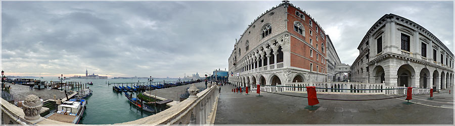 Pont Dei Sospiri Les ponts sont très nombreux à Venise, et le pont des Soupirs est le plus célèbre. Il relie les anciennes prisons au Palais des Doges, et passe au dessus du Rio de Palazzo. En passant sur ce pont, les prisonniers, souvent emprisonnés à vie, soupiraient en admirant pour la dernière fois Venise, d'où le nom du pont. www.360x180.fr Selme Matthieu
