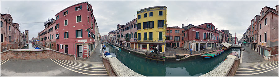 Pont San Gioachin La ville de Venise est célèbre pour ses nombreux canaux. Elle est constituée de plus de 100 îlots, quelques 160 canaux, et un peu moins de 450 ponts ! C'est une ville où il fait bon flâner et admirer les façades colorées. www.360x180.fr Selme Matthieu