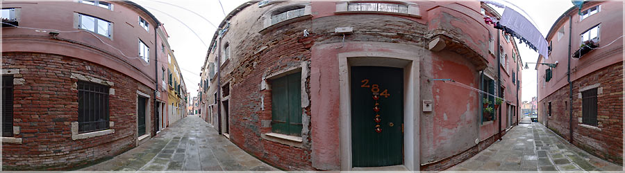 Petite rue troite : Calle Ole Dans cette petite rue troite, nous pouvons observer le linge tendu de part et d'autre de chaque faade. C'est une des images que les trangers gardent en tte de l'Italie. Cela a du charme, de lever la tte et de voir les habits voler au vent. Accessoirement, c'est un lien tiss avec le voisin d'en face... www.360x180.fr Selme Matthieu