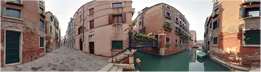 Petite rue pittoresque Certaines maisons vnitiennes ne sont accessibles qu'en bateau. Les Vnitiens ont le pied marin, ils restent debout sur leur embarcation, aiment pcher. En effet, on trouve de nombreux poissons sur les tals de march. www.360x180.fr Selme Matthieu