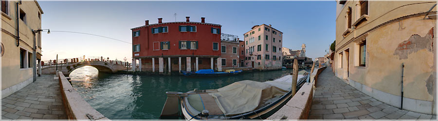 Coucher de soleil sur un pont Vnitien L'ambiance dans les rues de Venise est particulirement agrable au moment du coucher de soleil. Une lumire rasante illumine les faades colores des immeubles. www.360x180.fr Selme Matthieu