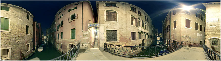 Balade nocturne dans Venise La nuit, on peut observer une toute autre atmosphre. Les visiteurs marchent vite, les restaurants sont bonds, les Vnitiens parlent fort, des ombres apparaissent puis disparaissent aussitt... Il vaut mieux avoir un plan de la ville avec soi, pour tre sr de dormir au chaud. www.360x180.fr Selme Matthieu