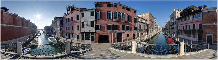 Pont Santi de Mezzo : Facades colores Cette photo cristallise  elle seule plusieurs images que les trangers ont de l'Italie : un ciel bleu avec un soleil clatant, des faades colores, et une certaine douceur de vivre. En effet, bien manger fait partie du voyage ainsi que communiquer avec les Vnitiens, qui parlent beaucoup avec les mains ! www.360x180.fr Selme Matthieu