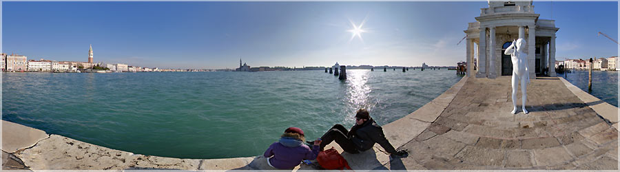 Statue sur la Punta Della Dogana Ce quartier de la ville abritait jadis de nombreux entrepts, maintenant transforms en galeries et boutiques. D'ici, on apprcie un point de vue sur la ville entire. Une statue de Charlez Ray, 'Boy with a frog (2009)' reprsente un jeune garon nu, tenant dans sa main droite une grenouille. Des agents de scurit surveillent de prs les visiteurs qui s'approchent de cette statue, d'un blanc clatant. www.360x180.fr Selme Matthieu