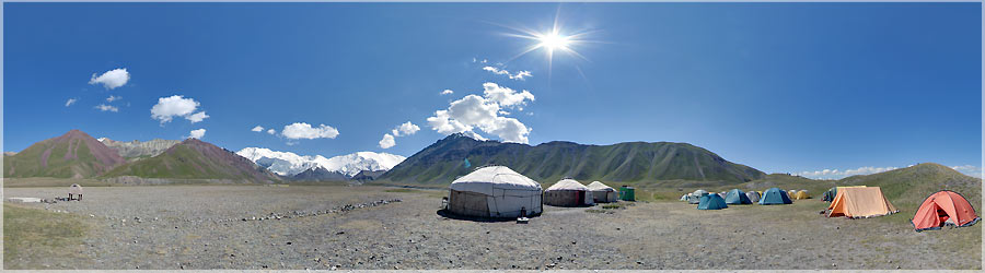 Camp de base du Pic Lnine - 3750m Aprs avoir grvi l'Island Peak (6189m), je suis tent par l'ascension d'un sommet  plus de 7000m. Le Pic Lnine au Kirghizistan semble tre une bonne ide. Par contre, il faut compltement revoir l'quipement (chaussures, doudoune, gants, pantalon, chaussettes : TOUT ! ). Je fais la rencontre de 3 personnes attires elles-aussi par ce sommet via des forums de discussion. Avant de partir pour l'aventure, nous nous rencontrons pour discuter et faire connaissance. Le grand jour, nous partons chacun d'une ville diffrente, et nous nous retrouvons  Moscou, pour faire le reste du trajet ensemble. Une fois arrivs  Osh, nous faisons quelques achats de vivre, et surtout nous nous reposons aprs ce trajet assez long. Le lendemain, nous partons pour Achik Tash, le camp de base du Pic Lnine, situ 3600m. Le camp o nous arrivons est tout confort : douche, toilettes, et coin cuisine ! www.360x180.fr Selme Matthieu