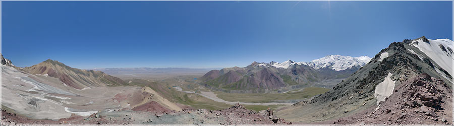 Vue sur le pic Lnine et sur le camp de base Ce matin, nous sommes alls nous balader aux alentours de 4000m. Pour redescendre au camp de base, nous coupons  travers les boulis. Le temps de dire Ouf, nous sommes dj en bas ! C'est plutt pratique comme technique, mais par contre, il faut obligatoirement nettoyer les chaussures, chaussettes et pantalon aprs. L'aprs midi, nous en profitons pour faire nos dernires lessives, et prparer nos sacs  dos pour le camp 1. www.360x180.fr Selme Matthieu