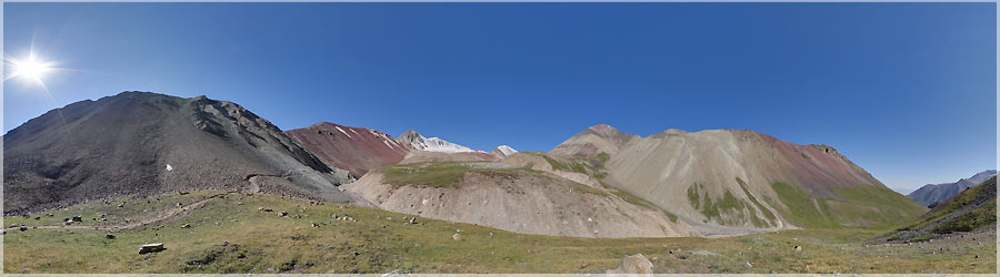 Juste avant le col Ca y est, nous partons pour la Camp 1 (4200m). Petite pause avant d'entamer la grande monte, dans la face rouge. C'est une sorte de sable, c'est un peu dsagrable de marcher dedans. Heureusement pour nous, la nuit, il a lgrement plu, et le sol adhre un peu plus. www.360x180.fr Selme Matthieu