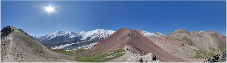 Au col ! Nous venons de franchir le col situ  4150m. La pause sera trs courte, car mes camarades ont froid : un vent glac se faufile  travers les habits, et nous avons bien transpir pendant la monte ! De plus, nous redescendons normment, pour ensuite remonter... www.360x180.fr Selme Matthieu