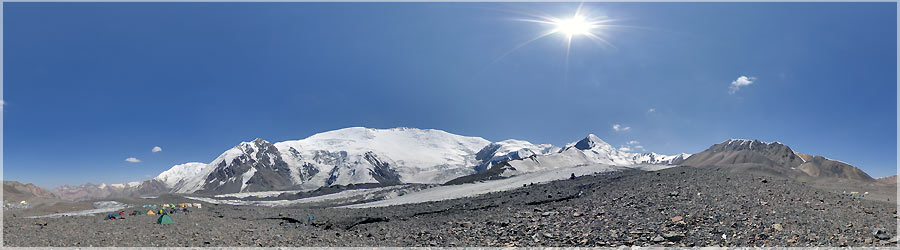 Camp 1 du Pic Lnine - 4200m Panorama au Camp 1 (4200m). Le camp 1 est situ sur une une langue de glace, recouverte de cailloux. Les tentes sont poses sur des palettes, du coup, il ne fait pas trop froid la nuit. Il faut par contre tout repositionner chaque jour, car il fait beau la journe, la glace fond, et les tentes ont une drle de tte en fin de journe... www.360x180.fr Selme Matthieu