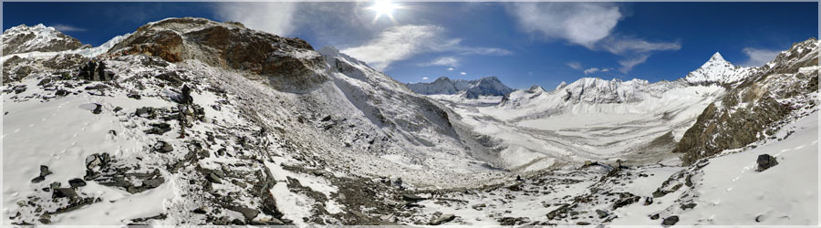 Amphu Laptse La : Pause en hauteur Premire petite pause, le temps surtout de soigner un sherpa, qui avait un horrible mal au ventre ! Un demi-cachet suffira, car il n'a pas l'habitude de se soigner, et ce demi-cachet fait immdiatement son effet ! www.360x180.fr Selme Matthieu