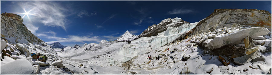 Amphu Laptse La : Vue sur la valle et sur les sracs Nous prenons rapidement de la hauteur sur les pentes de ce col, et vers 5600m, nous atteignons le pied du glacier. Les manoeuvres vont tre longues, car il faut monter tout le matriel (50Kg chaque fois), puis les porteurs, et enfin notre groupe. www.360x180.fr Selme Matthieu