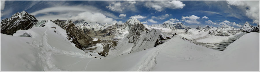 Amphu Laptse La : pause au col ! Nous faisons une petite pause au col, avant d'entamer la descente ultra raide. Les porteurs sont dj dans la descente depuis un petit moment. Les passages les plus raides (verticaux) sont assurs en rappel, les raides avec une corde fixe, et les moins raides avec...  rien du tout ! La descente durera 4-5h suivant les personnes. www.360x180.fr Selme Matthieu