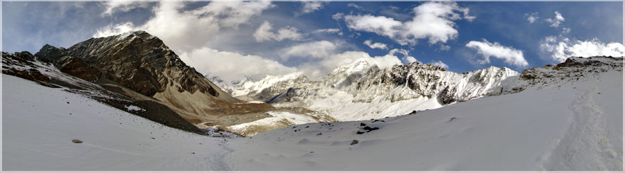 Amphu Laptse La : Versant Nord du col Je fais une petite pause sur le versant Nord du col, aprs avoir franchi les principales difficults. Pendant la descente, nous prendrons du retard, car un porteur a perdu sa charge : nos tentes ! Heureusement, ils iront plusieurs les chercher... Nous sommes au pied du col, 5200m vers 16h00, et il faut que nous rejoignons le campement, situ 4900m. J'y serais vers 18h00, les autres 1h00 plus tard ! www.360x180.fr Selme Matthieu