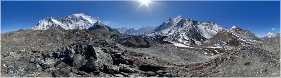 Island Peak : Repos !  Le jour suivant l'ascension du col, nous nous reposons (ainsi que certains sherpas, les autres vont faire des courses dans la valle). Nous faisons des lessives de chaussettes, profitons du soleil pour passer un coup de lingettes, et faire quelques photos. Le linge gle s'il reste dehors, il faut assez frais, mme en journe, par contre dans la tente en plein soleil, la temprature monte jusqu' 30C. C'est agrable ! Pendant le repas de midi, deux avalanches se dclenchent en face de nous, sur l'autre versant. Je n'ai pas le temps de prendre mon appareil photo, mais c'est un joli spectacle !  C'est ce moment que j'apprend qu'hier, au retour, j'ai t pris dans le nuage d'une avalanche au mme endroit. Je pensais quand j'tais sur place qu'il commenait neiger, comme tous les soirs... Thile me montre alors une photo qu'il a eu le temps de prendre, et il a bien raison...Je croyais tout simplement tre dans un nuage de neige ! La neige au sol m'avait sembl trs fine, mais je n'y avais pas plus prt attention que a, trop occup ne pas perdre de vue le porteur des tentes !  www.360x180.fr Selme Matthieu