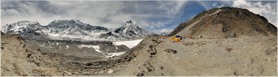 Island Peak : Base Camp Hier soir, je n'ai rien mang, et pourtant, le riz cantonnais et le gratin de patates avaient l'air dlicieux ! Sauf qu'ils avaient le got du krosne, comme s'ils s'taient tromps d'eau de cuisson ! On apprendra par la suite qu'ils stockaient le bidon de krosne dans la gamelle, pendant le transport, d'o les gots bizarres... Le rveil est vers 07h00, et nous faisons scher les affaires humides, avant de partir vers 09h30 pour le High Camp de l'Island Peak. Nous longeons pendant 1h00 le fond de valle, sans trop de dnivels. Au Base camp, nous ne faisons que passer, et juste avant la monte brutale, je ralise cette prise de vue. www.360x180.fr Selme Matthieu