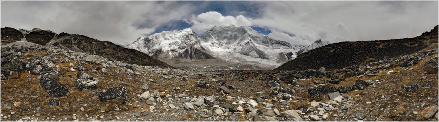 Island Peak : High Camp La monte est trs raide, le rythme est trs lent. Nous arrivons au High Camp, situ 5450m vers 12h30. Nous mangeons alors du fromage de yack, et une sorte de galette frite avec des haricots rouges. En dessert, je prend une galette avec du miel... Les petits plaisirs sont bien rares dans les contres recules...Puis nous allons dans les tentes pour prparer nos sacs pour cette nuit. Pendant ce temps, deux porteurs vont chercher de l'eau avec des paniers en osier... ils reviennent avec les paniers remplis de glace !  www.360x180.fr Selme Matthieu