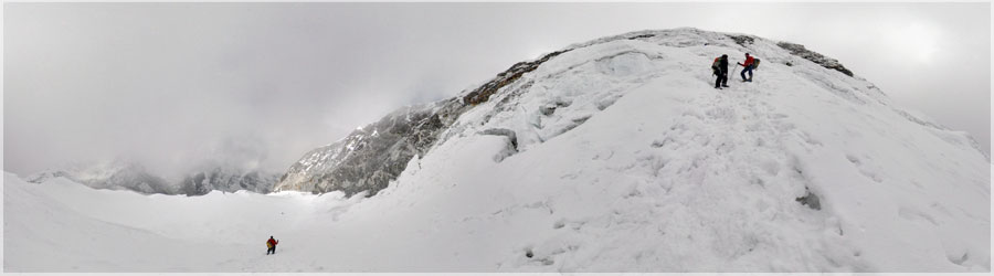 Island Peak : paroi verticale Vers 06h30, nous arrivons au pied de l'Island Peak. Il reste seulement 200m monter, la force des bras, avec le jumar. C'est une sorte de paroi presque verticale de glace qui nous attends : il faut cramponner avec les pieds, utiliser le piolet pour se tenir, et de l'autre main, le jumar accroch une corde fixe. Mais il commence faire mauvais, la neige est de la partie... www.360x180.fr Selme Matthieu