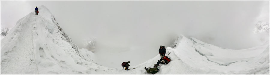 Island Peak : dernier ressaut Nous voici en haut de la paroi de 200m. Nous voyons le sommet, il est juste l, porte de main... Il y a encore un dernier ressaut de 60m, lui aussi quip de corde fixe. Ces derniers mtres sont assez prouvants, mais avec l'excitation d'arriver au sommet, nous retrouvons des forces caches ! Cependant, bien qu'il y ait une corde fixe, on n'a pas le droit l'erreur ici, car il y a 2 parois verticales de part et d'autre de l'arte...  www.360x180.fr Selme Matthieu