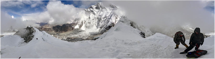 Island Peak : Sommet ! Quelques efforts plus tard, me voici 6189m, au sommet de l'Island Peak. J'en profite pour sortir une fois de plus tout mon matriel photo (plus de 5kg : Deux boitiers, 3 objectifs, des cartes mmoires, des batteries, un trpied, une rotule panoramique, et une sacoche pour mettre le tout), que je porte depuis le dbut du sjour, afin de raliser ce panorama nuageux... La vue est un peu bouche, il y a quelques nuages... Cependant, on voit trs bien le Lhotse en face de nous, 8516m d'altitude, voisin de l'Everest ! Pour la descente,  nous utiliserons un 8 avec les cordes fixes, pour tre au plus vite en bas, car il fait vraiment mauvais ! Nous passons par le High camp, puis le Base Camp, puis nous poursuivons notre descente pour descendre assez bas le soir... l'altitude du Mont Blanc ! Nous sommes arrivs vers 15h45 Chhunkhung, cela fait presque 11h00 de marche, pour 600m de dnivels positifs, et 1450m ngatifs. Nous aurons dormis 9 nuits une altitude suprieurs celle du Mont-Blanc !  www.360x180.fr Selme Matthieu