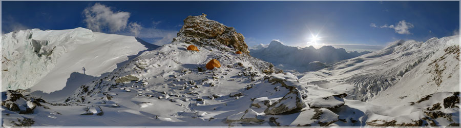 Mra Peak : rveil enneig ! Mera Peak : La nuit a t trs mauvaise, nous avons t pris dans une tempte de neige, avec une temprature dans la tente entre -7C et -8C. La tente North Face VE25 des sherpas a t dtruite pendant la nuit... Au petit matin, nous nous reveillons donc avec 40-50cm de poudreuse. C'est dommage pour pour le sommet du Mra Peak, mais en partant de 5700m d'altitude, il nous faudra au moins 2 jours pour y arriver : 1 jour pour faire une bonne partie de la trace, et le second jour pour y retourner. Sachant que les sherpas ont une tente en moins, il n'est pas possible de tenter le sommet ! C'est dommage, si prs du but, devoir renoncer cause du matriel... Nous repartons donc vers la valle d'Hunku, en direction du col d'Amphu Laptse La... www.360x180.fr Selme Matthieu