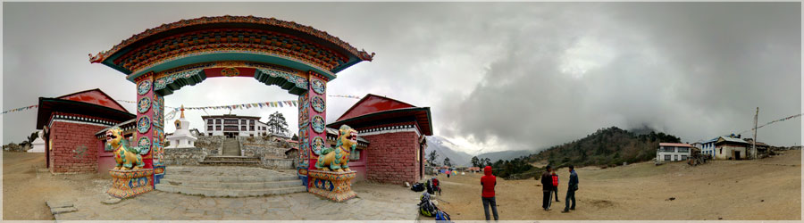 Entre du monastre de Tengboche - 3870m Aux alentours de Tengboche, tous les animaux et oiseaux, ainsi que leurs habitats sont protgs. En effet, les bouddhistes reconnaissent toutes les cratures comme leurs semblables, ayant le mme cycle de mort et de renaissance. En facilitant la vie des animaux vivant dans les alentours, les moines obtiennent les avantages d'une meilleure vie prochaine. Tout le monde y gagne : le conifre, le faisan, et mme le Yti ! www.360x180.fr Selme Matthieu