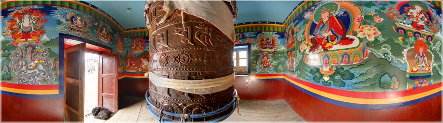 Moulin à prière à Tengboche - 3870m Le Népal est un carrefour de civilisations, le point de jonction de deux immenses aires culturelles : celle de l'Inde hindouiste et celle du Tibet bouddhiste. Un moulin à prières est un objet culturel utilisé par les Tibétains pratiquant le bouddhisme. Le moulin à prières traditionnel est constitué d'un cylindre rempli de mantras et pouvant tourner librement autour d'un axe. Les moulins sont mis en mouvement l'un après l'autre par le fidèle qui passe devant eux (même valeur spirituelle que la prière). Le fidèle déplace les moulins avec sa main droite. Le moulin doit être tourné dans le sens des aiguilles d'une montre, afin que le mantra soit lu dans le sens où il a été écrit. www.360x180.fr Selme Matthieu