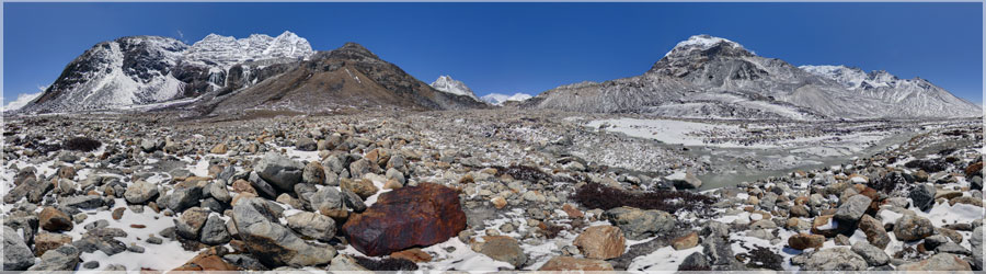 Amphu Laptse La : pause djeuner Je profite d'une pause djeuner pour raliser ce panorama, en bordure du fleuve. Comme chaque jour, les nuages commencent arriver vers midi... et nous terminerons cette journe sous la neige ! www.360x180.fr Selme Matthieu