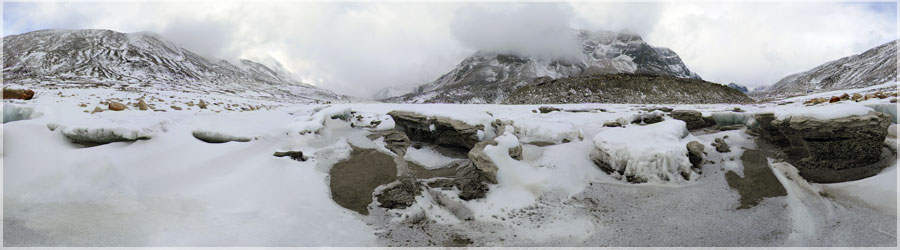 Amphu Laptse La : sculptures de glace Nous arrivons en fin de journe dans notre campement, j'en profite pour faire quelques photos des sculptures de glace. Vers 16h30, nous arrivons devant une grange, o habite un couple de Npalais, sandales aux pieds ! Ils possdent trois rchauds : 2 au krosne, et un au bois, sauf qu'il n'y a pas de bois dans la rgion, et qu'il est interdit d'en ramasser. Du coup, le rare bois qu'il y a dans cette grange provient de l'autre valle, 3-4 jours de marche ! La nuit prcdente, nous avons eu tellement froid dans la grange, que cette nuit, nous prfrons dormir sous tente.  www.360x180.fr Selme Matthieu