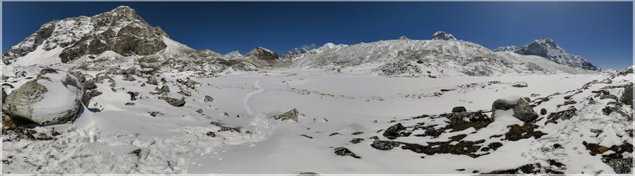 Amphu Laptse La : Valle magnifique  Cette nuit sous tente a t bien froide : il a fait entre -13C et -15C. Durant la nuit, j'ai utilis deux bouillottes (des gourdes remplies d'eau chaude), une pour moi, et l'autre pour le matriel photo, les batteries n'apprcient pas le froid ! L'eau de la bouillotte de mon duvet tait encore liquide le matin, tandis que avec l'appareil photo tait un gros glaon ! www.360x180.fr Selme Matthieu