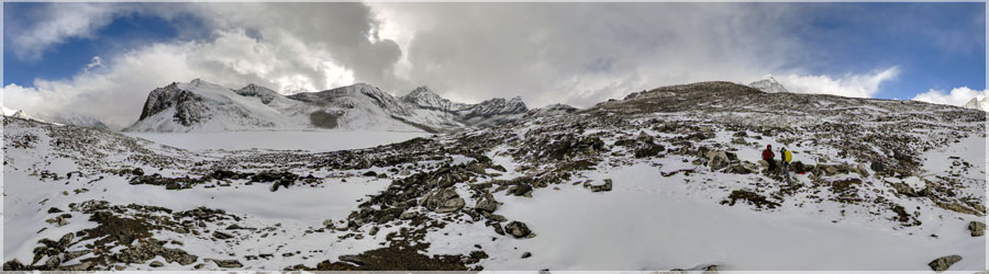 Amphu Laptse La : Sur un rocher !  Le sentier est assez dsagrable sur cette portion, car d'une part nous avions les grosses chaussures, et d'autre part nous marchions sur des gros cailloux, comme Roche Troue Estenc (pour les connaisseurs). Nous sommes arrivs au pied du col Amphu Laptse La, 5430m d'altitude, c'est le fond de la valle. Pour passer de l'autre ct, il n'y a pas d'autres solutions que de franchir ce col, ou de tout redescendre, pour passer par Lukla, et tout contourner (10-12 jours de marche). Je commence tre bien acclimat, car arriv sur place, j'ai encore la forme pour aider les sherpas installer toutes les tentes ! Ce soir, il fait tellement froid que nous mangerons dans les tentes... www.360x180.fr Selme Matthieu