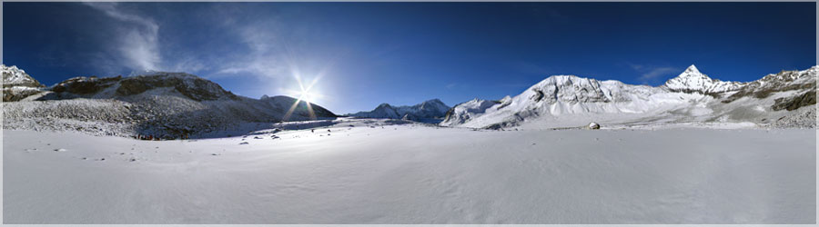 Amphu Laptse La : Rveil matinal pour l'ascension du col Rveil matinal vers 05h30, car une longue journe nous attend. Nous prenons le petit djeuner dans les tentes, et tout doit tre pli et rang pour 07h00. Cette nuit, il a fait -13C dans notre tente, et d'aprs Thile, -23C dans la tente Mess ! Je profite du beau temps pour faire ce panorama, quelques dizaines de mtres de notre campement. www.360x180.fr Selme Matthieu