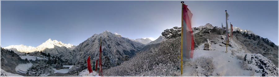 Balade très matinale... - 3900m A Tangboche, le panoramique sur les sommets enneigés est splendide. L'ama Dablam (6856m) domine le paysage, on admire également le Taboche (6376m), le Lhotse (8516m), le Kangtega (6685m), le Thamserku (6608m), et l'Everest (8848m)... www.360x180.fr Selme Matthieu