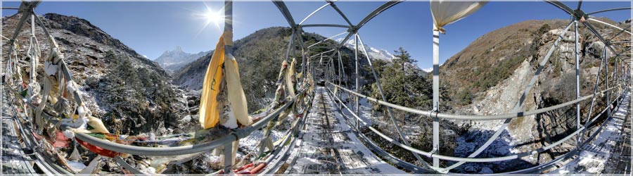 Un Pont Npalais ! - 4410m Le long des sentiers, les gens du pays et les trekkers de toutes nationalits se croisent en s'adressant des 'Namaste', accompagns de sourires. Tous savent que cela veut dire 'Bonjour', mais beaucoup ignorent la traduction littrale 'Que toutes tes qualits te portent vers le haut'. Si ce pont est rigide avec une structure mtallique, certains semblent tout droit sortis d'un film d'Indiana Jones : Une passerelle de plus de 100m craque et ondule fortement sous le pas des marcheurs. Mieux vaut ne pas se trouver face une colonne de Yack sur un tel pont ! www.360x180.fr Selme Matthieu